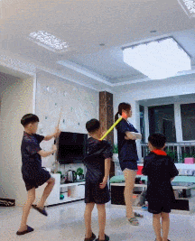 |搞笑GIF:这就是现在个个家庭的现状吗!三个同姓的,干不过一个外姓的