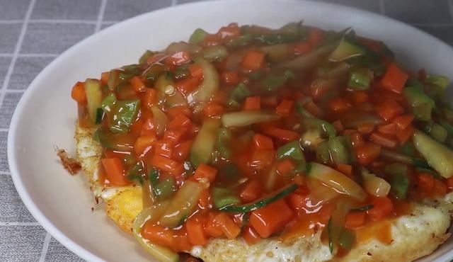 食用油|鸡蛋倒入滚烫的油锅中，五秒就变美食，三十年老厨的技术真是牛