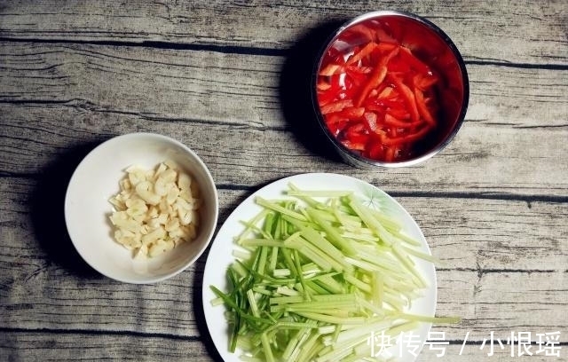 窍门|炒芹菜也有窍门，只要多一步，芹菜香嫩不变色，还很入味！