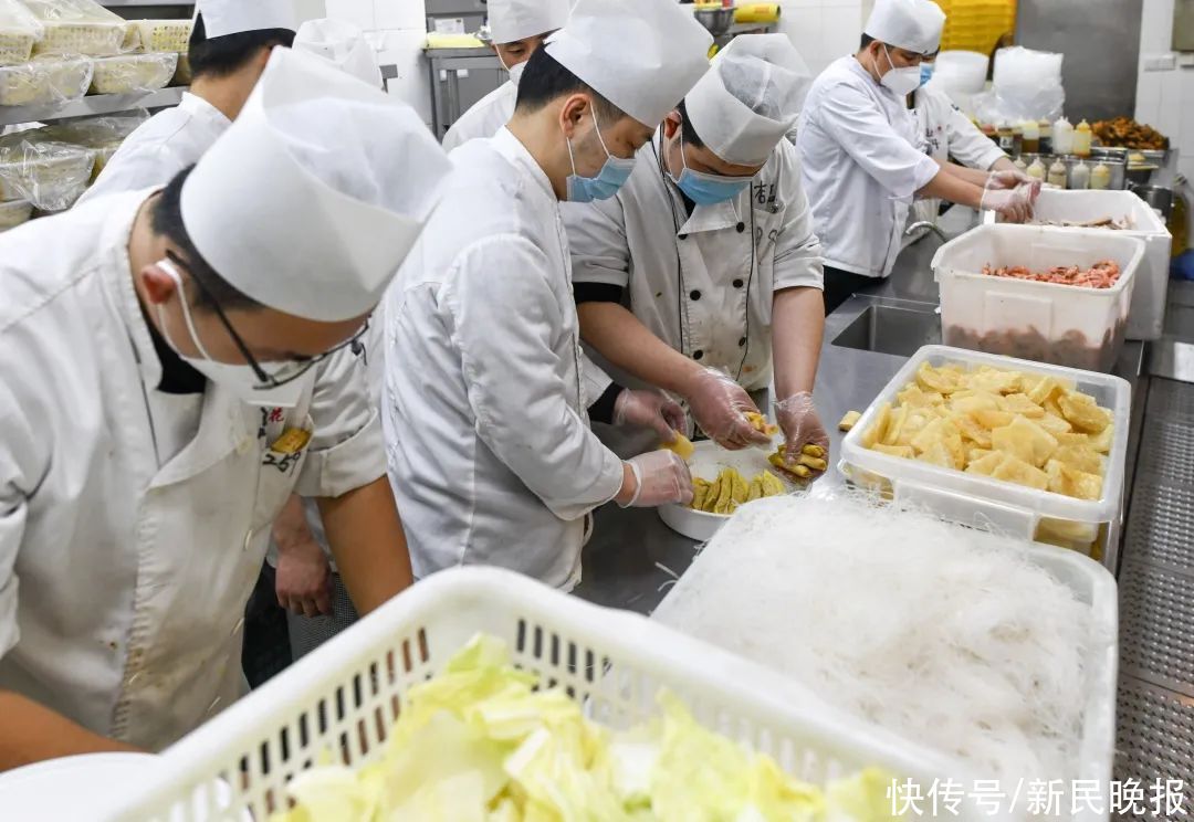 大厨忙得脚打后脑勺，“全家福”年夜饭摆上千家万户餐桌