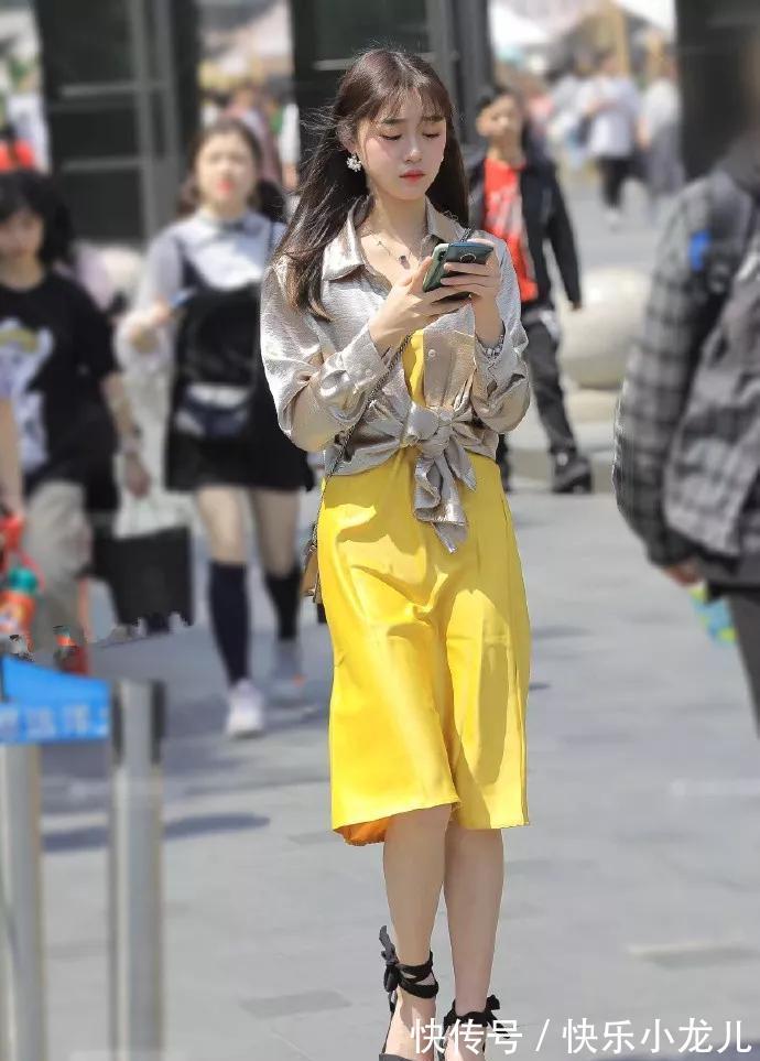 高跟鞋 小姐姐脚上搭配上一双一字带的高跟鞋,能够增添她整体的气质