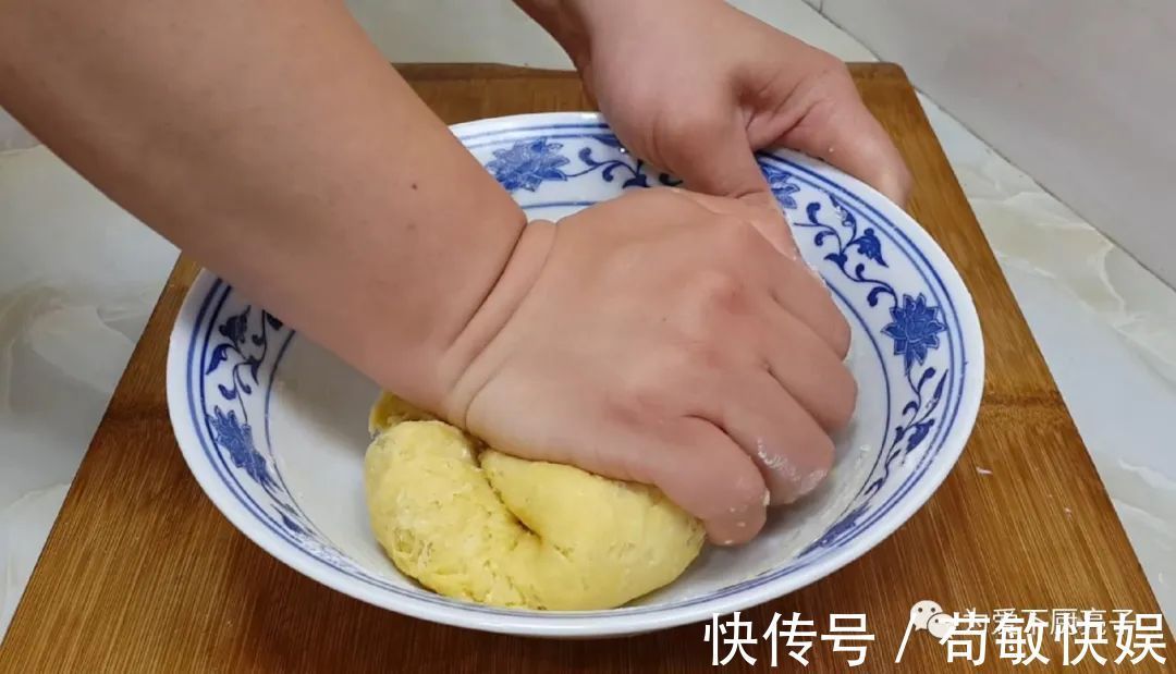 玉米油|以后麻花就这么做，撒1把小茴香，香酥又多层，出锅孩子念念不忘