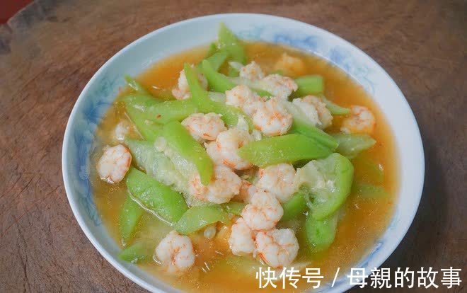 丝瓜|退休老两口，热夏爱吃的这道家常菜，讲究营养搭配，懂吃更健康