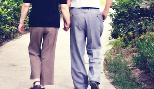 50岁夫妻每天走一万步,膝盖却双双坏掉,问题到底出在哪