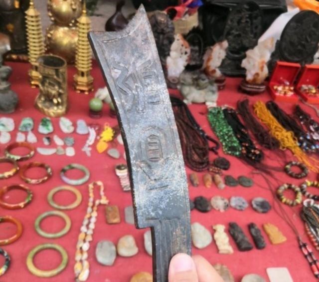 兵马俑|古玩市场那些能把人笑傻的奇葩古董,手持加特林的兵马俑见过吗