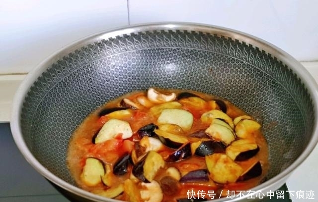 纯素菜搭配:西红柿香菇炒茄子!尝起来很棒!