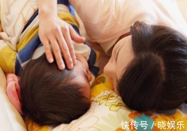 睡眠质量|一家四口睡姿火了,爸妈花式秀恩爱,孩子只能“报团取暖”