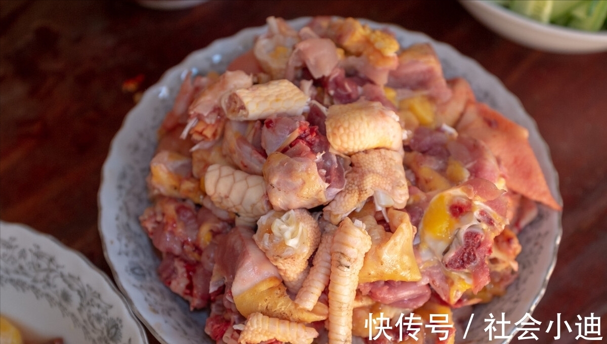 腥味|入秋后多吃鸡肉,炖鸡时,别再直接下锅炖,多做2步,鲜嫩没腥味