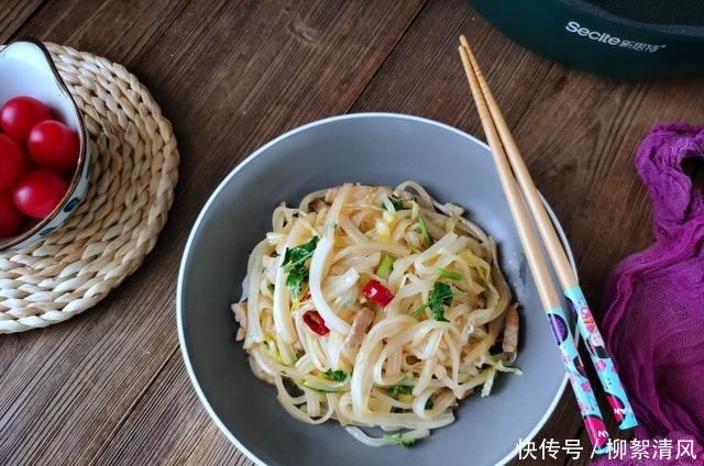 白菜帮这样做,清脆爽口又开胃,做法简单易学,太下饭了!