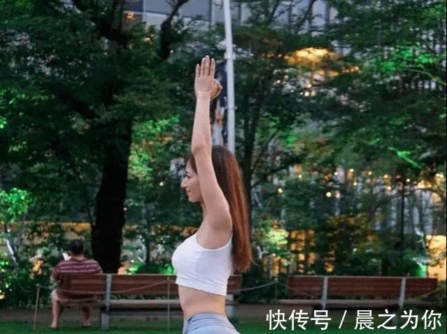 美女|31岁混血美女宫河麻耶,拥有高挑纤细身材,4个动作练出完美翘臀