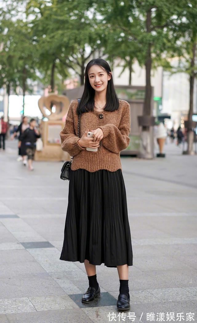 小黑裙 毛衣下面不一定搭裤子,今年流行“毛衣+半身裙”,优雅显高级