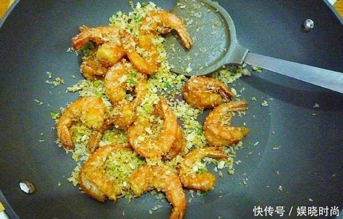 不放过|蒜蓉椒盐虾,让你连虾壳都不放过的大虾做法,还有着浓浓的蒜香