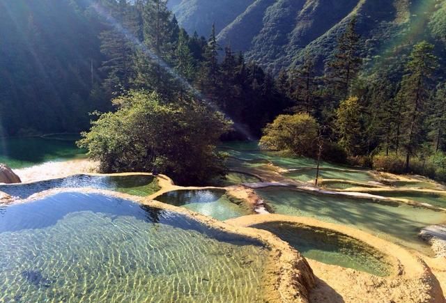 森林|四川有一景区，以森林、峡谷、彩池、雪山著称，有世界奇观的美誉