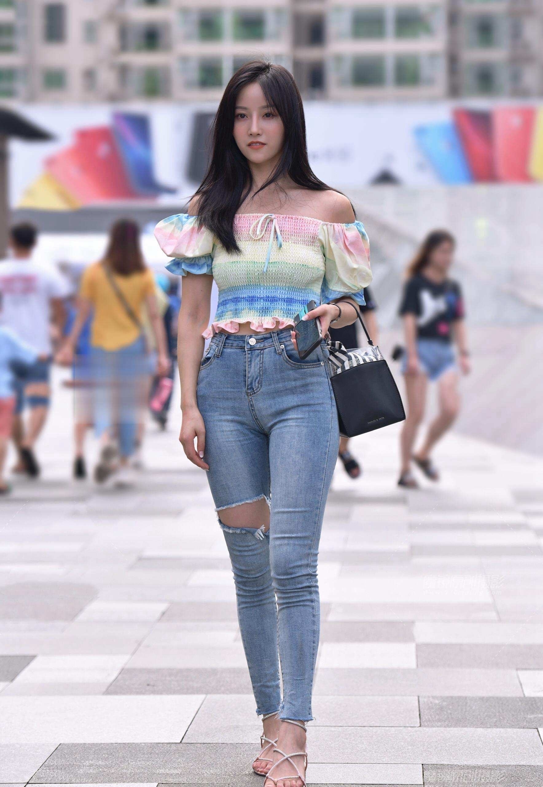 街拍：彩虹一字肩搭配破洞牛仔裤，小姐姐颜值如同邻家女孩一般，干净清新！