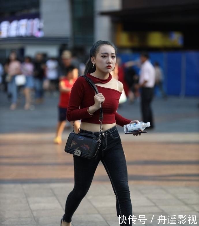 女生 微胖女生的秋日穿搭，丝毫不藏“小肉肉”，直接大方秀出来！