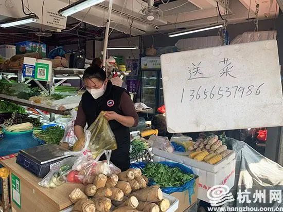 检测|“我们跪着，他们才会比较舒服” 杭州这位女医生跪地为小朋友做核酸检测