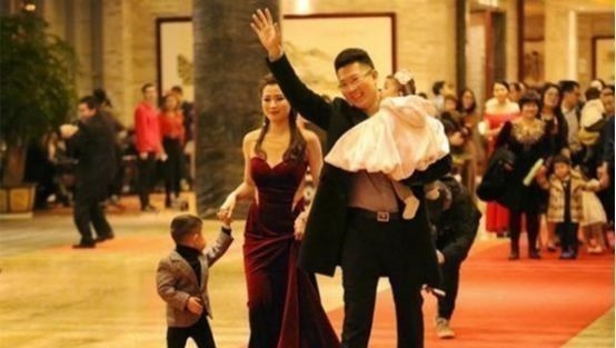 走秀|幼儿园新年联欢成“贵族晚宴”,家长带娃盛装走秀,网友:养不起