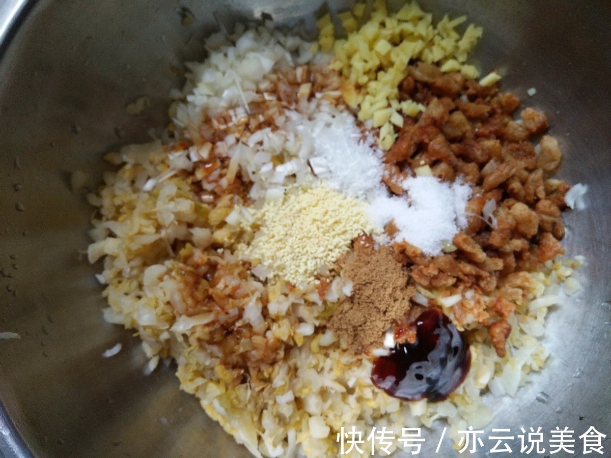 油渣新吃法,搭配酸菜调成馅儿,做成更有风味的饺子