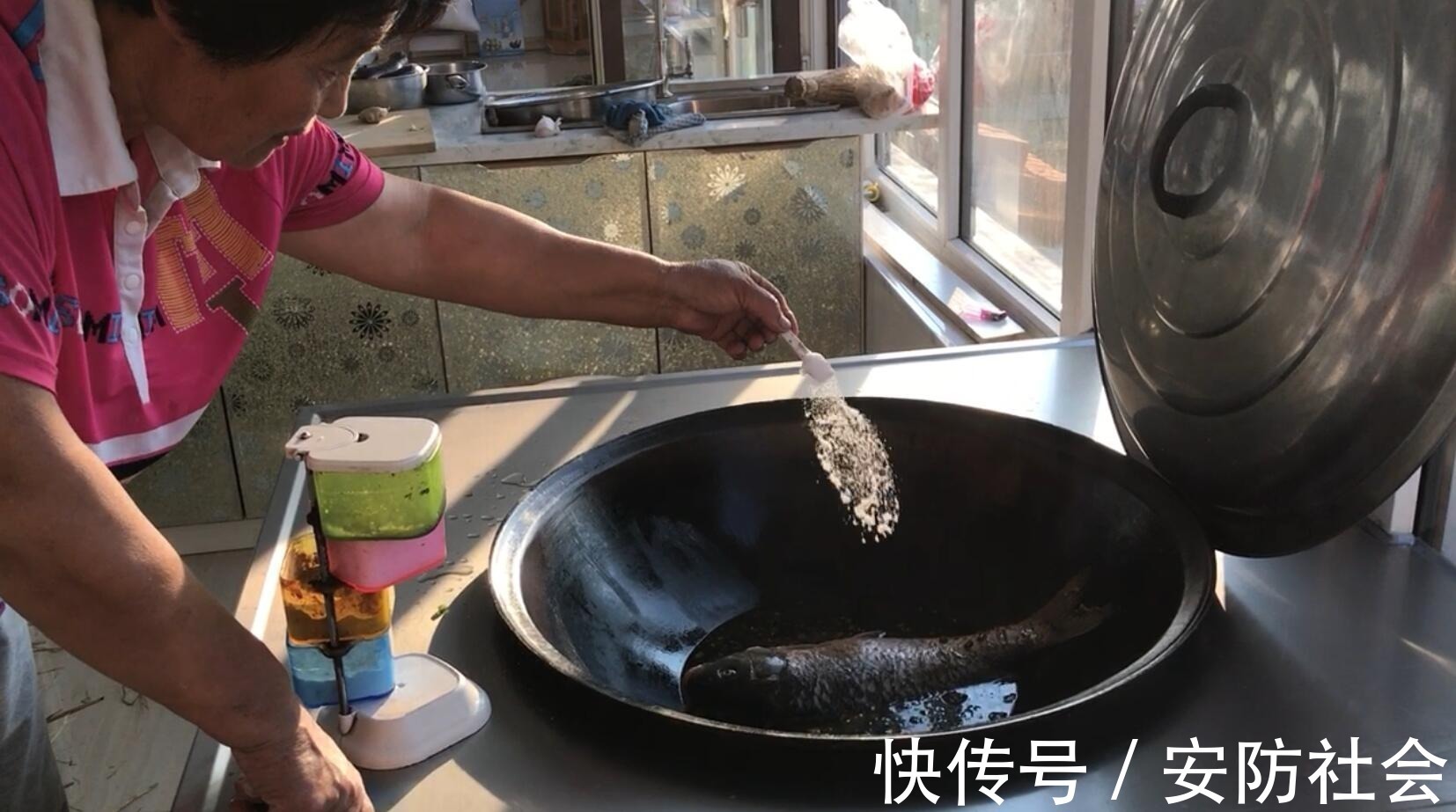 东北|老妈菜谱之「大鲤鱼炖茄子」东北正宗做法,一口下去香的蒙圈