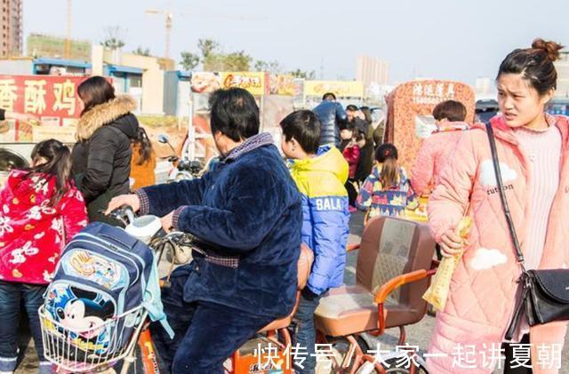 妈妈|冬季的幼儿园门口,就是父母的''睡衣秀'',孩子们已''无地自容''