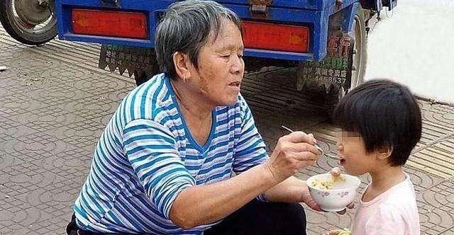 看望|“外孙养不熟”姥姥带大的娃却和奶奶亲,妈妈了解原因后后悔不已!