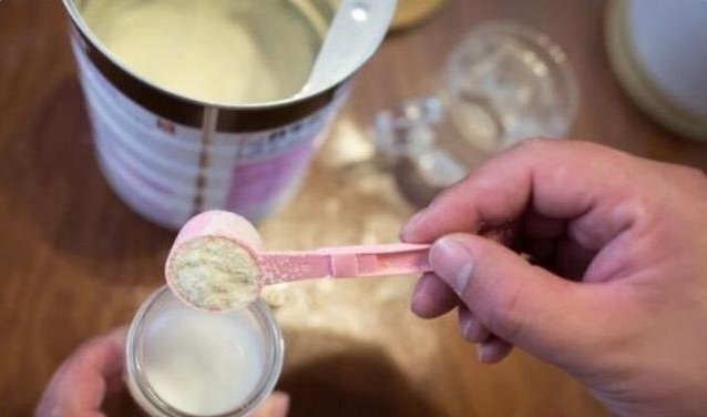 冲泡|奶粉用温水冲泡就行了?冲奶粉时的经典错误,看看你犯了没