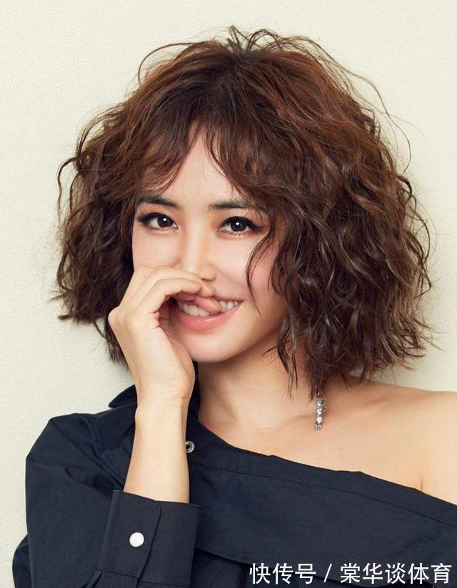 女人|45岁左右的女人,过年别再烫“大妈卷”!试试这3款发型,好看