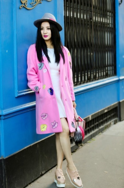 秋冬 奔三奔四的女性秋冬穿搭,粉色大衣搭配小白裙,气质如同18岁!