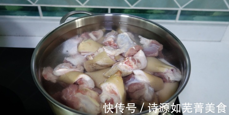 炖猪蹄有讲究,掌握“1个技巧”,猪蹄炖得软烂不腥,香味浓郁!