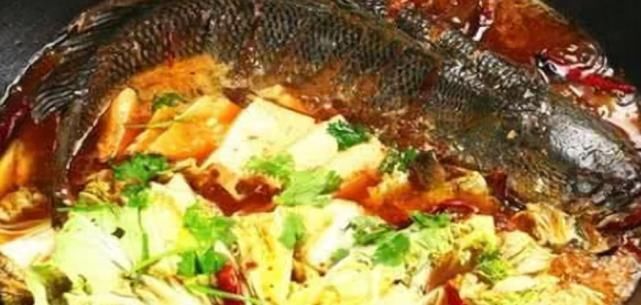 在家做炖鱼,一定要记好,这两种调料别放,放了炖的汤又腥又难喝