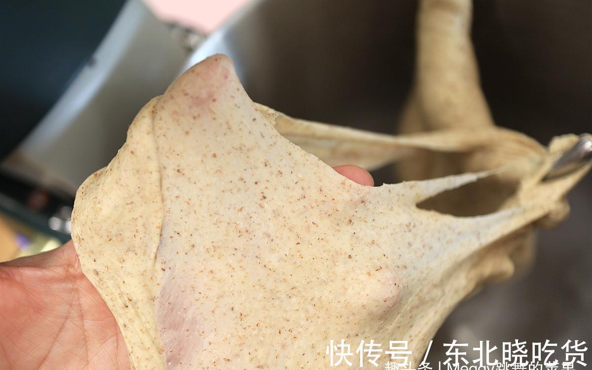 20%的黑全麦面包,颜值和营养都有了,造型很独特,口感很暄软