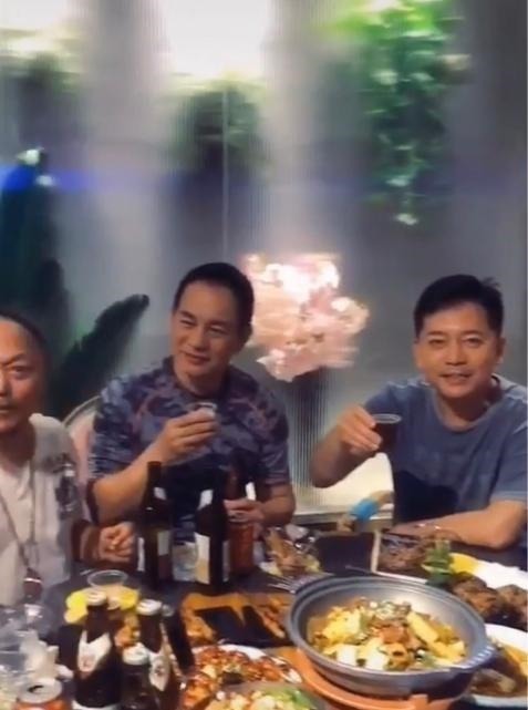 周浩东|明星何政军农村吃酒席,菜都用铁桶煮,曾出演过《亮剑》中的赵刚!