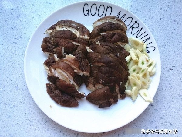 这菜，含铁量是猪肝的2倍，是核桃的3倍，看完后我默默收藏了！