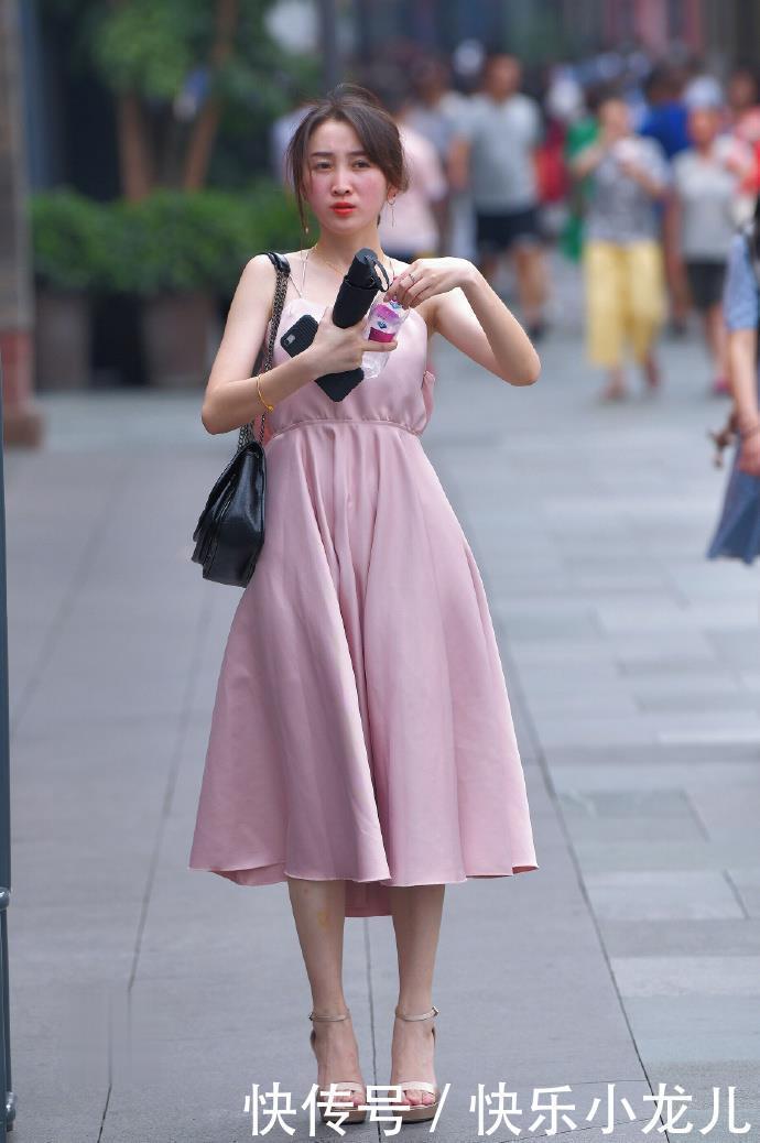 粉红色|风中凌乱的姑娘,谁家的“千金”边自拍边逛街