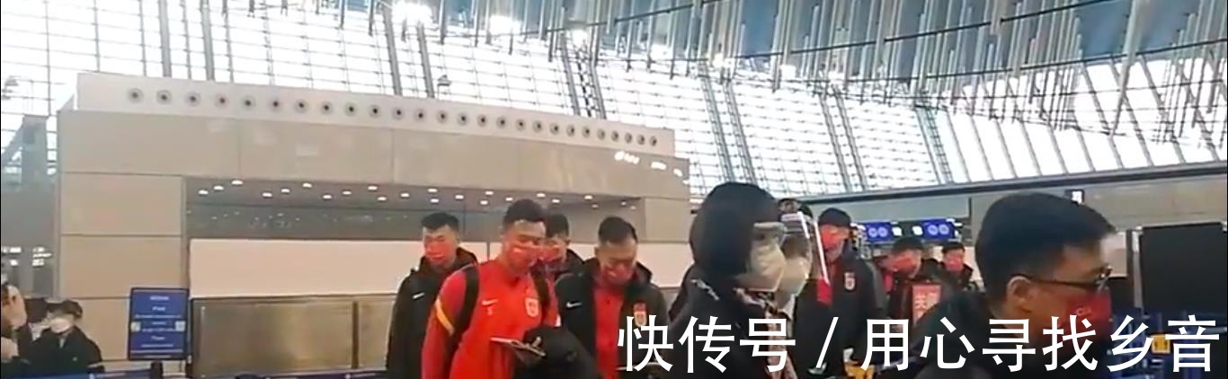 入境|万里驰援却被困机场几十小时,归化球员大骂足协,这次谁错了