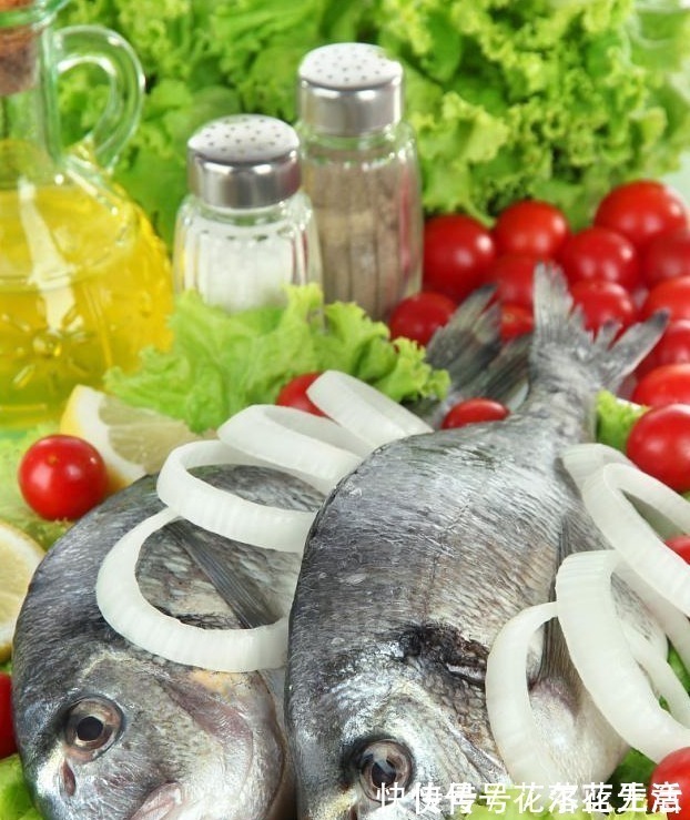 不管解冻什么鱼,千万别用水泡了,只用一招,和刚买的活鱼没两样