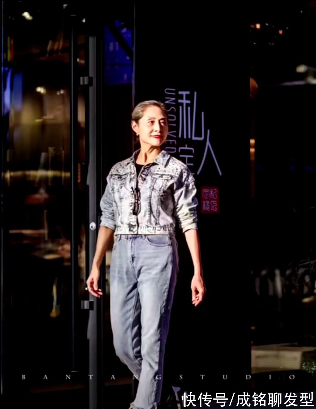 穿搭|头发变白满脸皱纹又怎样？70岁奶奶穿牛仔踩高跟，时尚不输年轻人