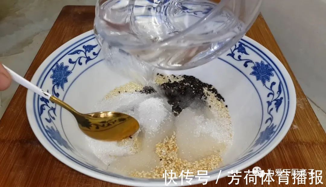 黑芝麻|芝麻饼干新做法,锅里一烙,松软香甜不加油,没烤箱也能一次成功