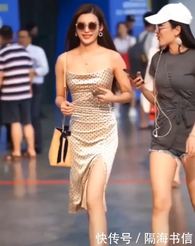 肩带|最近不流行穿粗肩带裙,穿“发丝裙”更性感,连回头率都变高了!