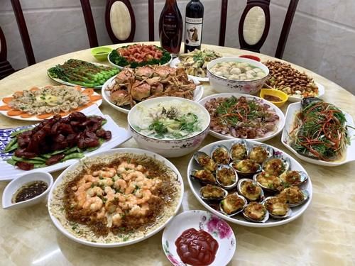 过年晒年夜饭，引来南方北方年夜饭大PK，网友：都是厨师学校毕业的