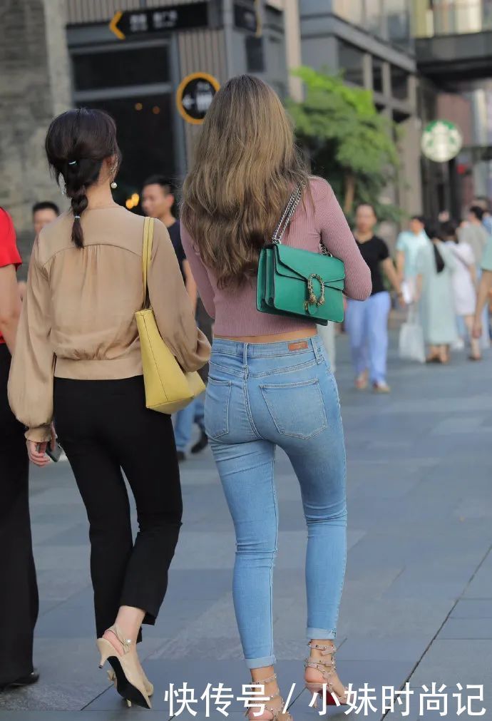 简单时尚|牛仔裤怎么穿搭显瘦不臃肿?试试搭一件针织小开衫,时尚又显身材