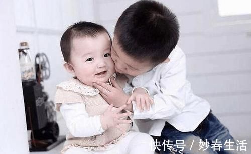 大宝|二胎家庭是鸡飞狗跳,还是相亲相爱,父母态度是关键