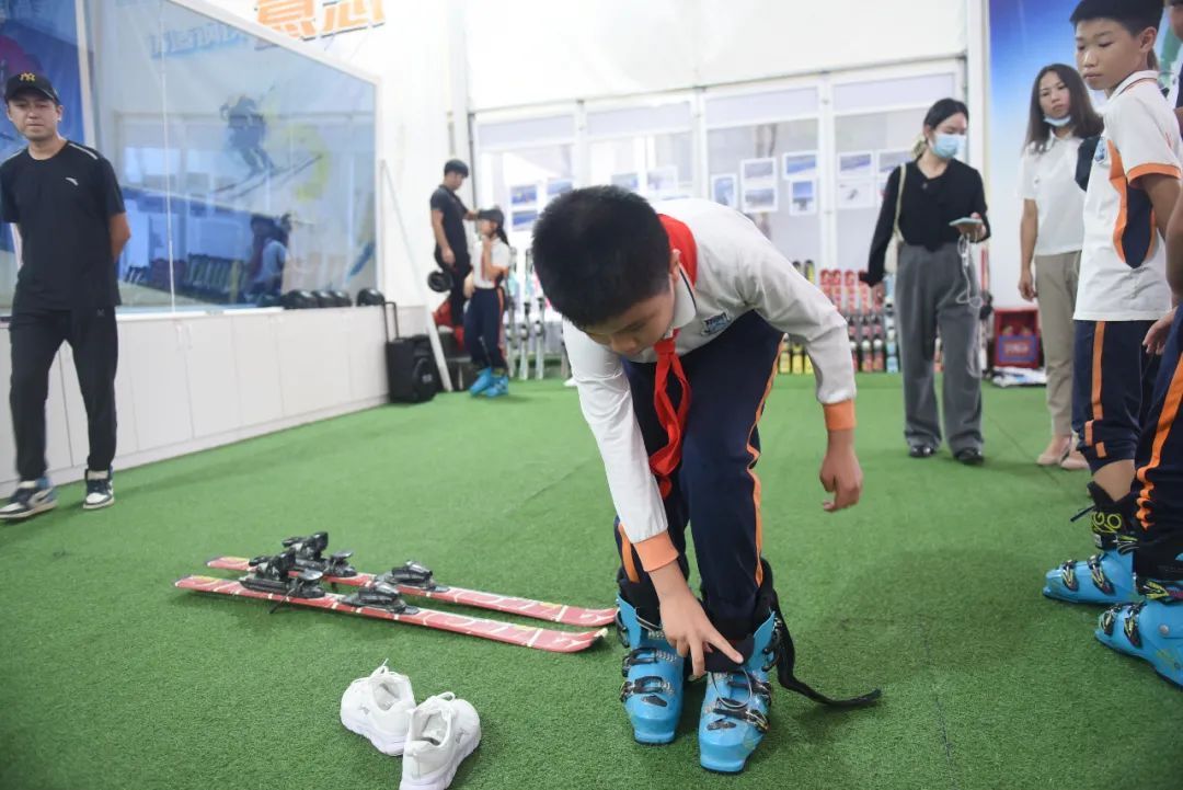 学生|酸了！在广州这所学校，全校学生都能学滑雪！