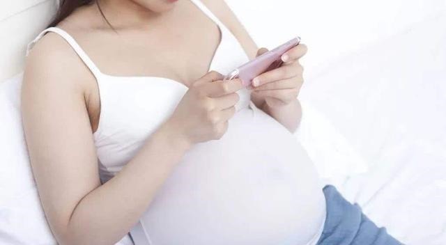 孕妈妈|孕妈妈玩手机没问题,但有4种做法尽量别做,会伤害到孩子的健康