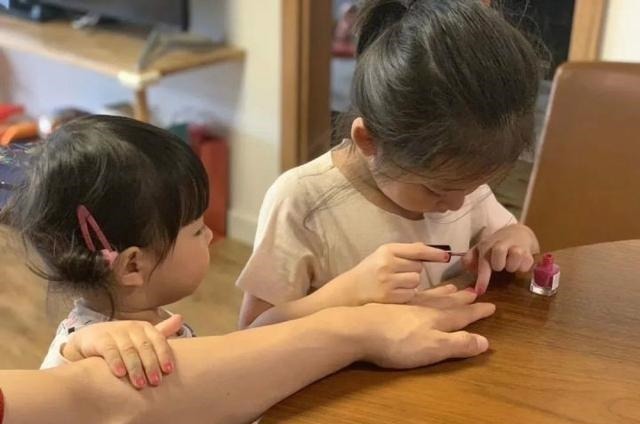 独生家庭|哥哥开学后,弟弟“颓废”度日,网友:没有人抢,玩具都不香了