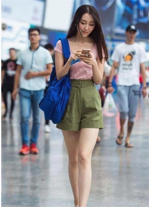 街拍:清新小美女,粉色上衣配短裤,凸显大长腿