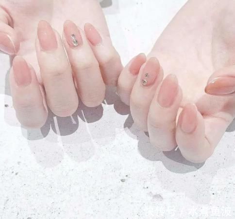 直觉|测试:凭直觉选一款你最喜欢的美甲,测你哪个部位最吸引异性?我是嘴唇