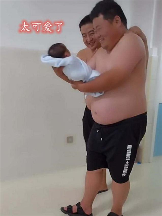 爸爸和舅舅抢着抱新生儿，眼神很宠溺，像极了猪八戒看“人参果”