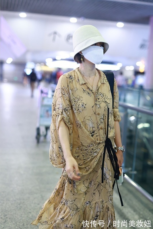 深v领 马伊琍浪费了好身材,“麻袋”连衣裙穿成纸片人,换别人撑不起