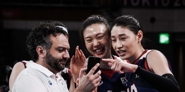 冷门|太意外了！女排爆出冷门，韩国队竟成亚洲门面，金软景已眼含泪花